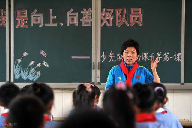 现场唯一的;女将是在片中扮演黄晓明妻子的谭卓，作为消防员的家属，谭卓坦言虽然自己也支持这些;英雄们的勇往直前，但是内心其实是很煎熬的：;每一次和他们的离别，都好像是永别，看着他们投身向火海，真的要付出所有的诚意向他们致敬